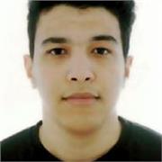 Chico joven con tantos conocimientos en inglés ambiciososl sobre la enseñanza